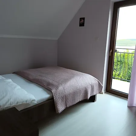 Dom Nad Jeziorem - Natalia